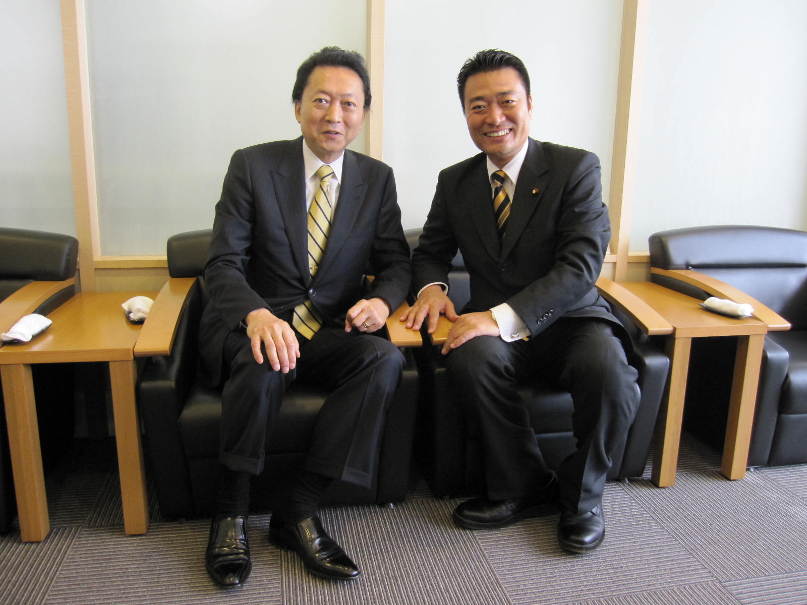 鳩山前総理と談笑